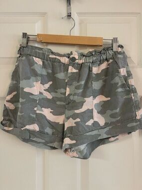 Title:
Aerie Camo Paperbag Waist Shorts Size Medium. Pink & green. EUC!